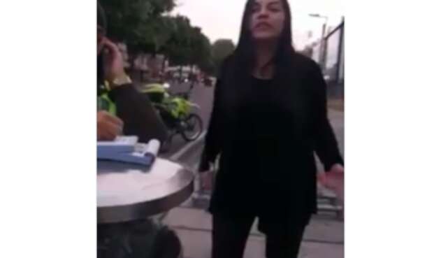 Mujer insulta a Policías