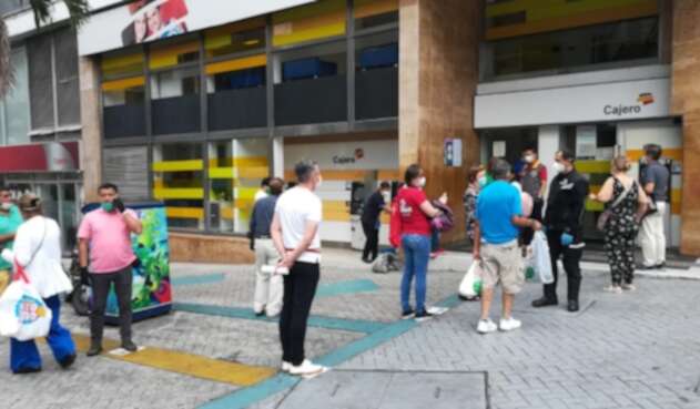 Largas filas en bancos de Ibagué