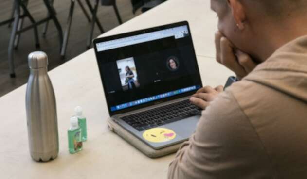 Usuario mantiene una videoconferencia