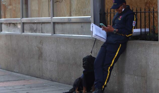 Héroes anónimos en la cuarentena: Los vigilantes Héroes anónimos en la cuarentena: Los vigilantes