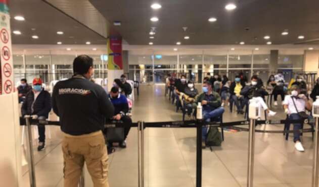 Colombianos repatriados de República Dominicana en el Aeropuerto El Dorado