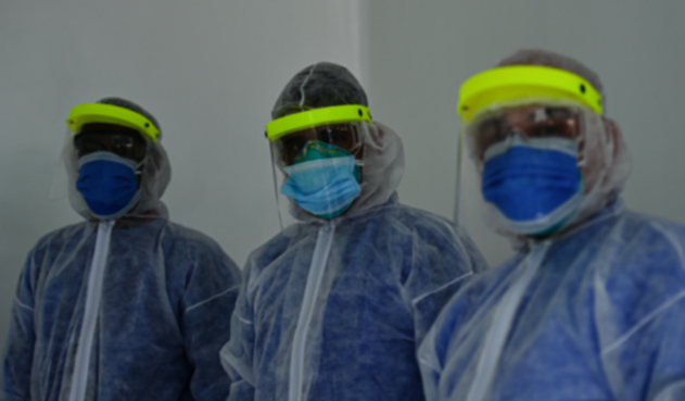 Personal de salud en Colombia atiende casos de coronavirus.
