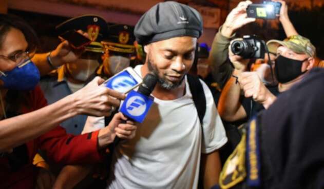 Ronaldinho salió de la cárcel en Paraguay