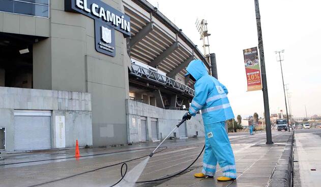 Aunque no hay fútbol, embellecen el estadio El Campín