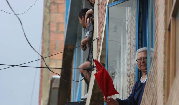 Hasta los trapos rojos suplicando por ayuda se han visto en varias viviendas del sur de la ciudad.