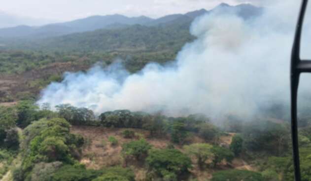 Desde el aire las autoridades trabajan para extinguir las llamas en la montaña