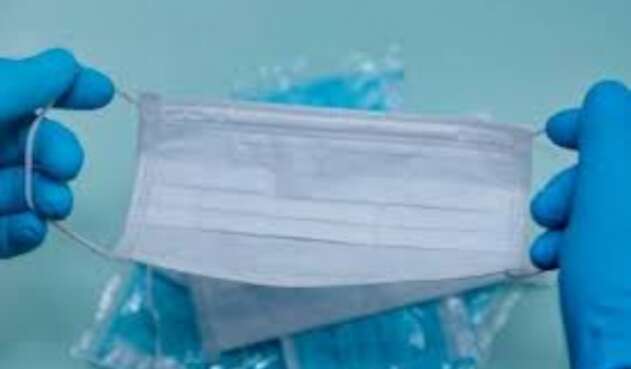 Tapabocas y guantes