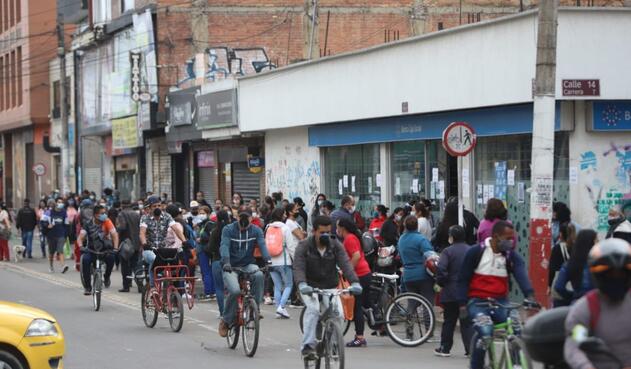 Largas filas en Soacha por toque de queda