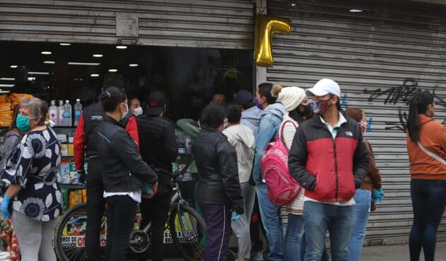 Largas filas en Soacha por toque de queda