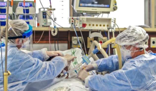 Médicos atienden pacientes con coronavirus
