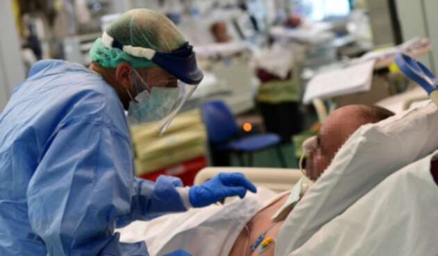 Médicos atendiendo a pacientes con coronavirus