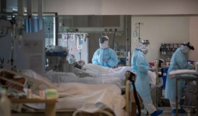Médicos que atienden a contagiados de coronavirus