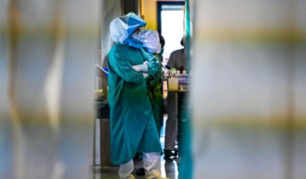 Médicos que atienden coronavirus