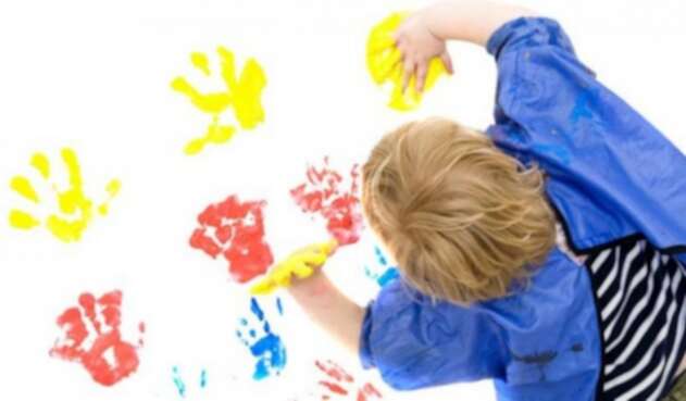 Niño pintando