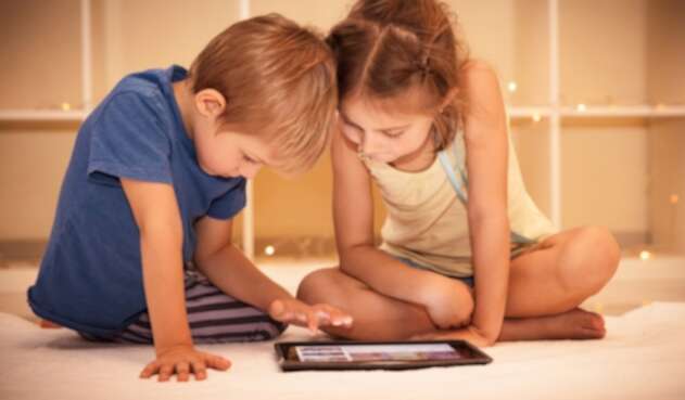 Niños colegios en educación virtual