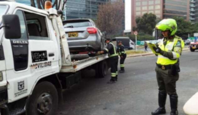Los vehículos podrán ser recuperados previo pago de la grúa, el parqueadero y las multas que determine el Código Nacional de Tránsito
