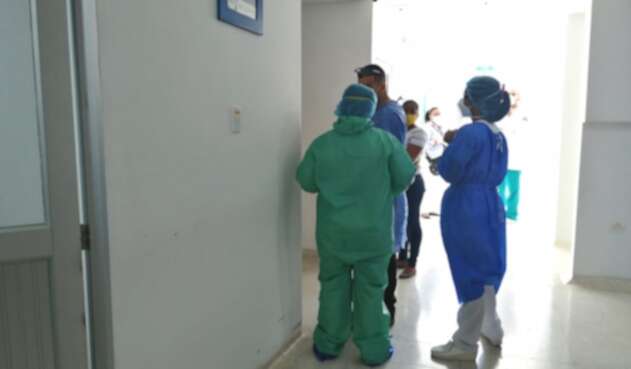 Autoridades de salud hacen seguimiento a familiares de fallecido por coronavirus