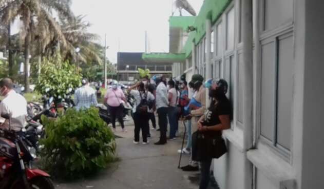 Pacientes esperando atención en hospital de Leticia