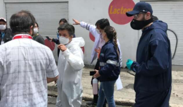 La alcaldesa Claudia López con las autoridades de la localidad de Antonio Nariño