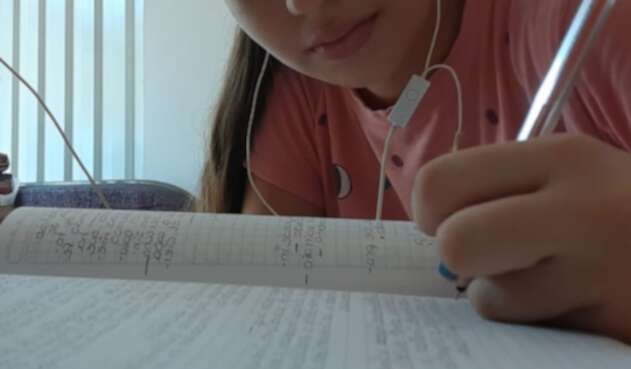 Jóvenes toman sus clases a través de la radio