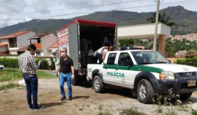Transportando gente en la patrulla
