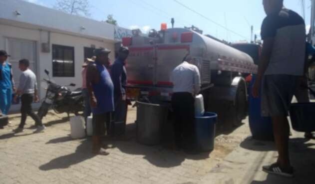 Con carrotanques abastecen de agua a la población en Arboletes