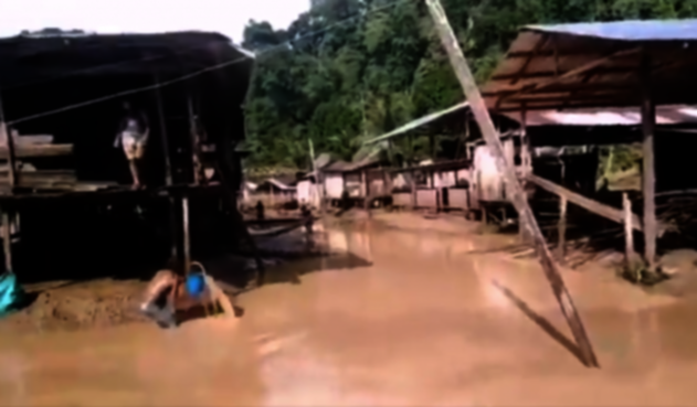 Inundaciones en comunidades indígenas de Bojayá, tras el desbordamiento de dos ríos.