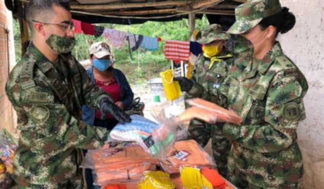 Ejército entregando ayudas