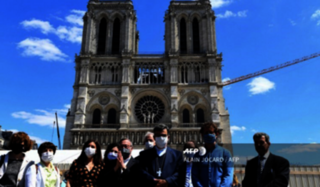 Reabren explanada de la catedral de Notre Dame, en París