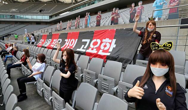 El club de la capital surcoreana fue el centro de las críticas por haber desplegado decenas de muñecas para llenar en parte el vacío de sus tribunas durante un partido contra el Gwangju FC (ganado 1-0 por los locales), ya que los hinchas de carne y hueso no están autorizados a acudir a los partidos por la pandemia del nuevo coronavirus.