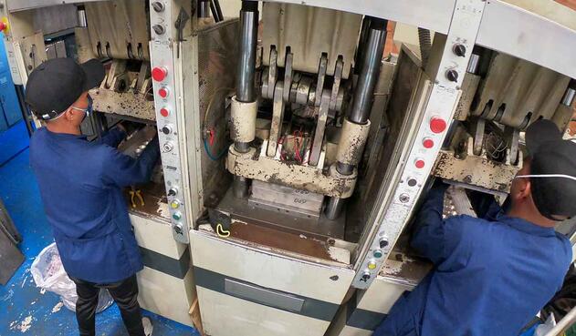 Empresa de suelas para zapatos fabrica tapabocas por coronavirus en Colombia