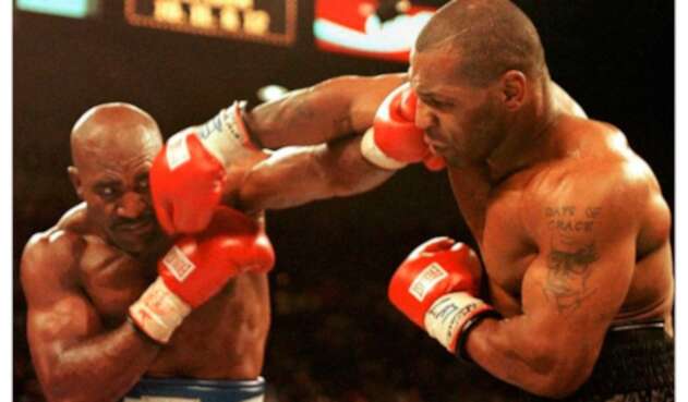 Holyfield y Tyson en la pelea de 1997 Holyfield y Tyson en la pelea de 1997