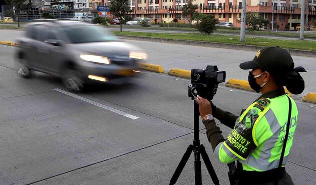 Operativos de control de velocidad / cámaras salvavidas en Bogotá / Policía de Tránsito