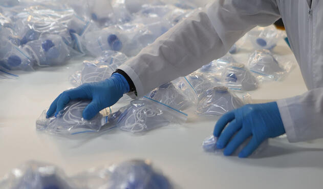 Empresa de suelas para zapatos fabrica tapabocas por coronavirus en Colombia