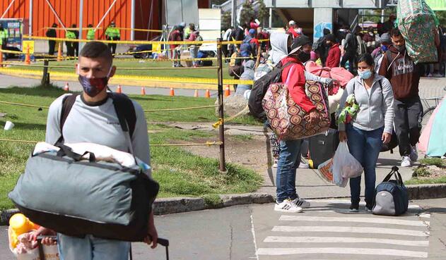 Venezolanos varados en Bogotá que piden regresar a su país.