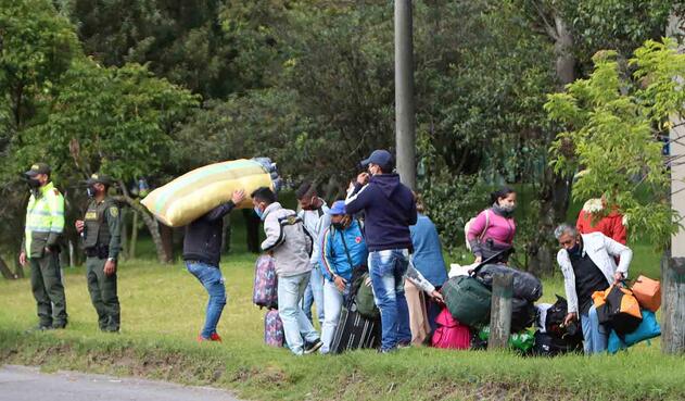 Venezolanos varados en Bogotá que piden regresar a su país.