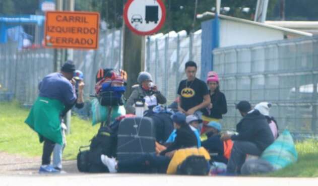 Venezolanos varados en Bogotá que piden regresar a su país.