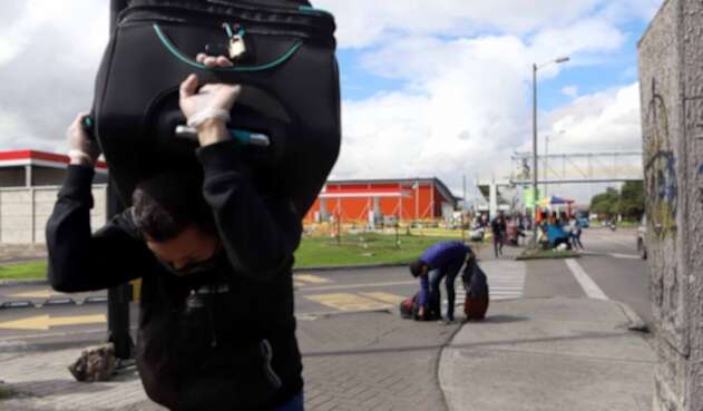 Venezolanos varados en Bogotá que piden regresar a su país.