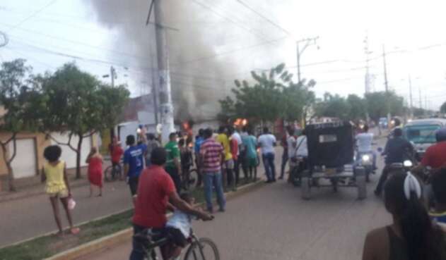 curiosos se agolparon en frente de la ferretería.