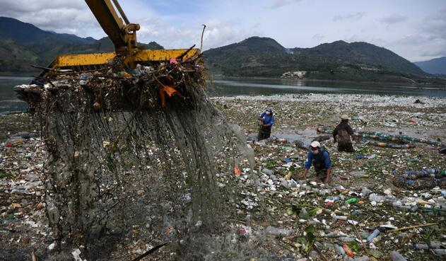 Lago de Guatemala inundado por basura