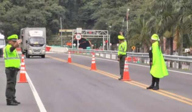 Policía sanciona a 54 conductores que pretendían irse de paseo en medio de la cuarenta en Antioquia