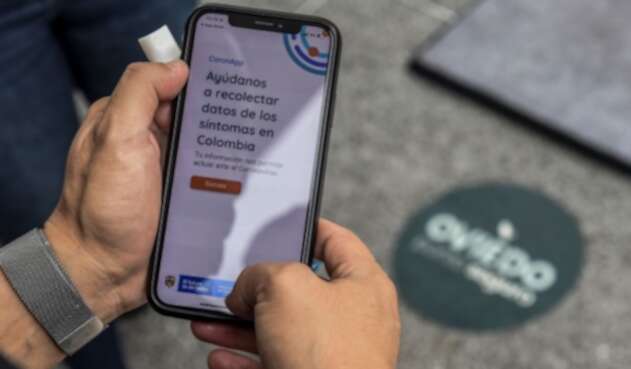 Un hombre usa la aplicación Coronapp utilizada en Colombia, durante la pandemia.