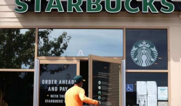 Local de Starbucks atiende al público Local de Starbucks