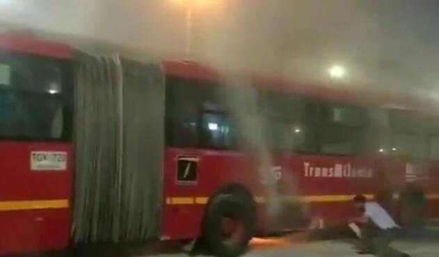 Incendio en bus de Transmilenio Incendio en bus de Transmilenio