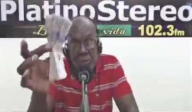 El periodista mostró el dinero en una transmisión en vivo de Platino Stéreo.