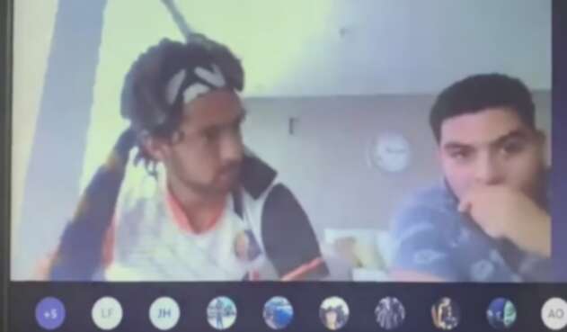 Estudiantes que hacían trampa en examen virtual se les prende la cámara por error