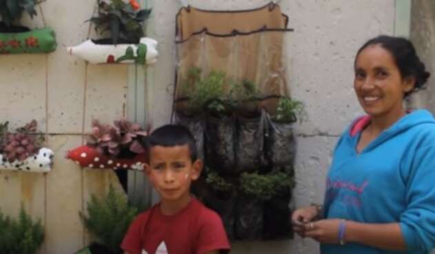 Familia youtuber enseña a sembrar huerto en la casa.