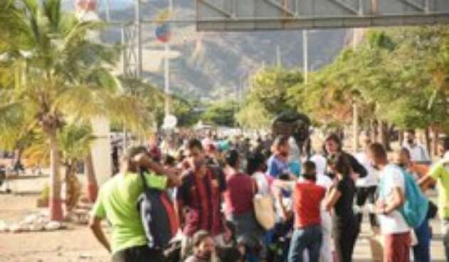 Aglomeración de venezolanos en la zona de frontera