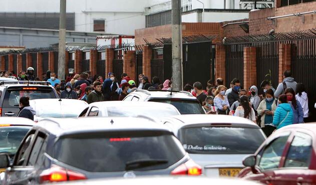 Filas en puntos de vacunación de Bogotá Filas en puntos de vacunación de Bogotá