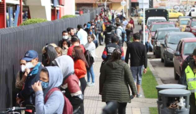 Día sin IVA: largas filas en establecimientos